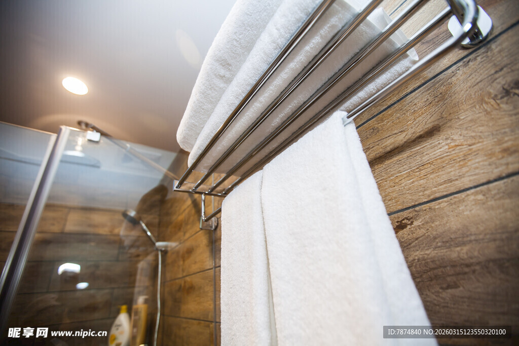 木质浴室中的金属窗帘杆