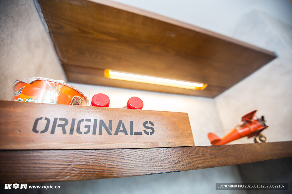 原创摆件展示架上的小物