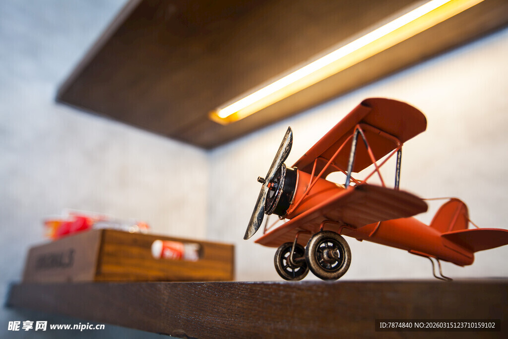 复古红色双翼飞机模型展示