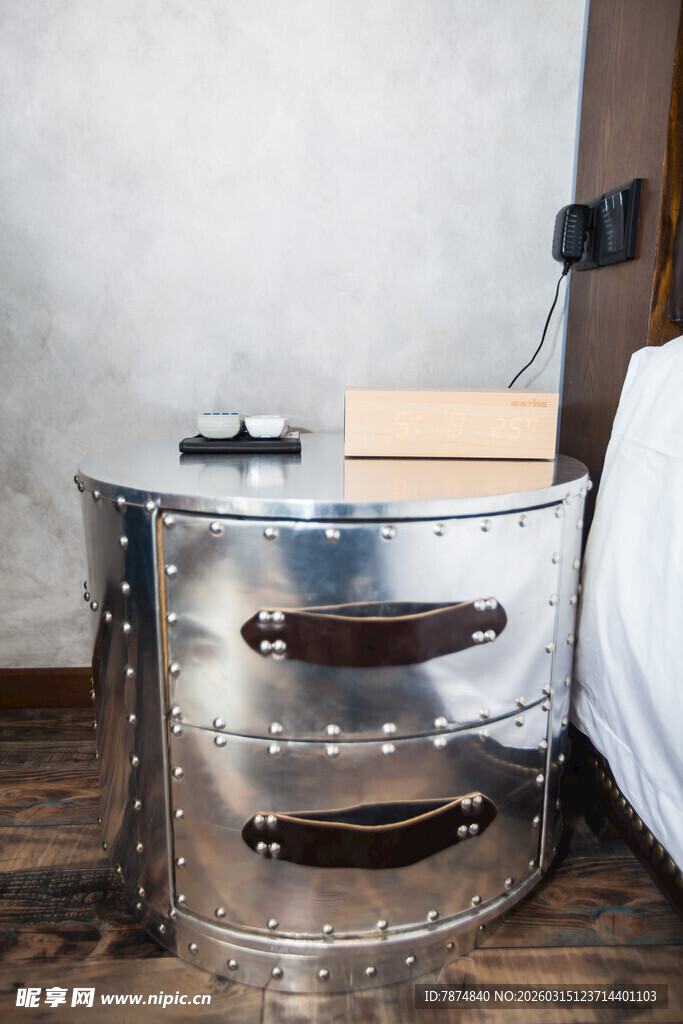 金属质感抽屉式床边小桌