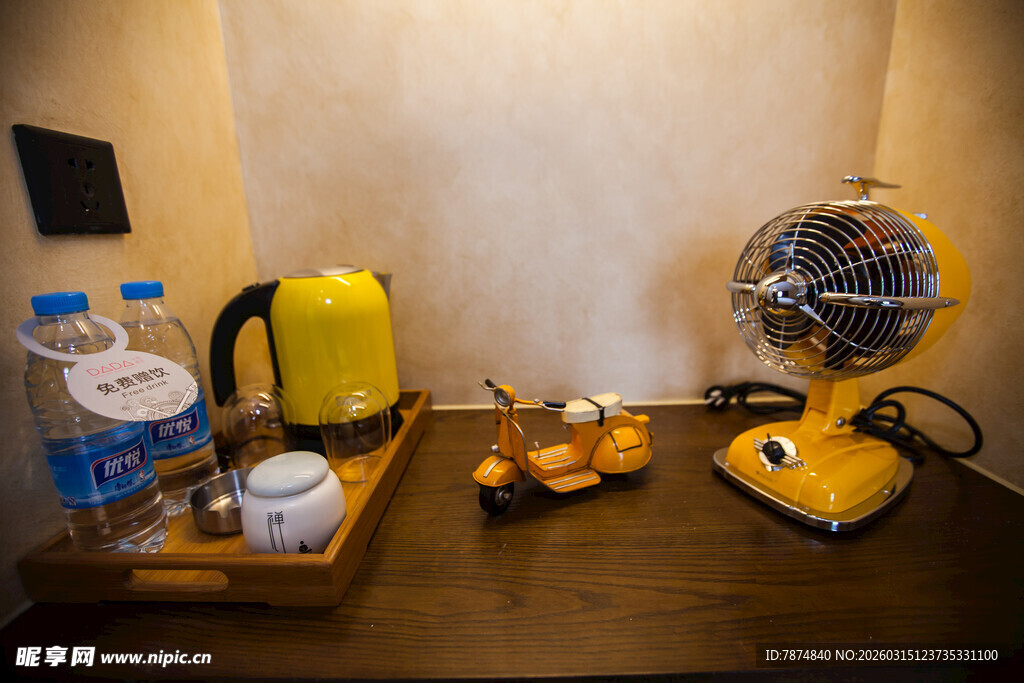 桌上的电器与饮品组合