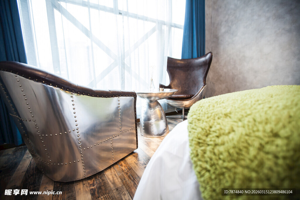 温馨卧室中的舒适座椅