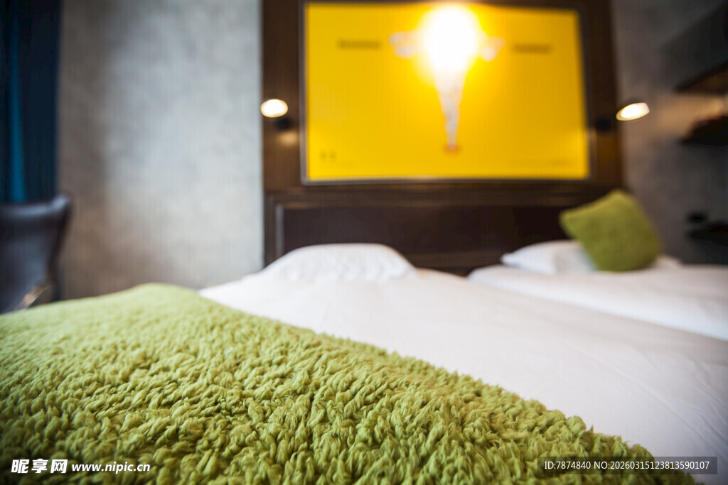 温馨舒适的卧室床铺场景