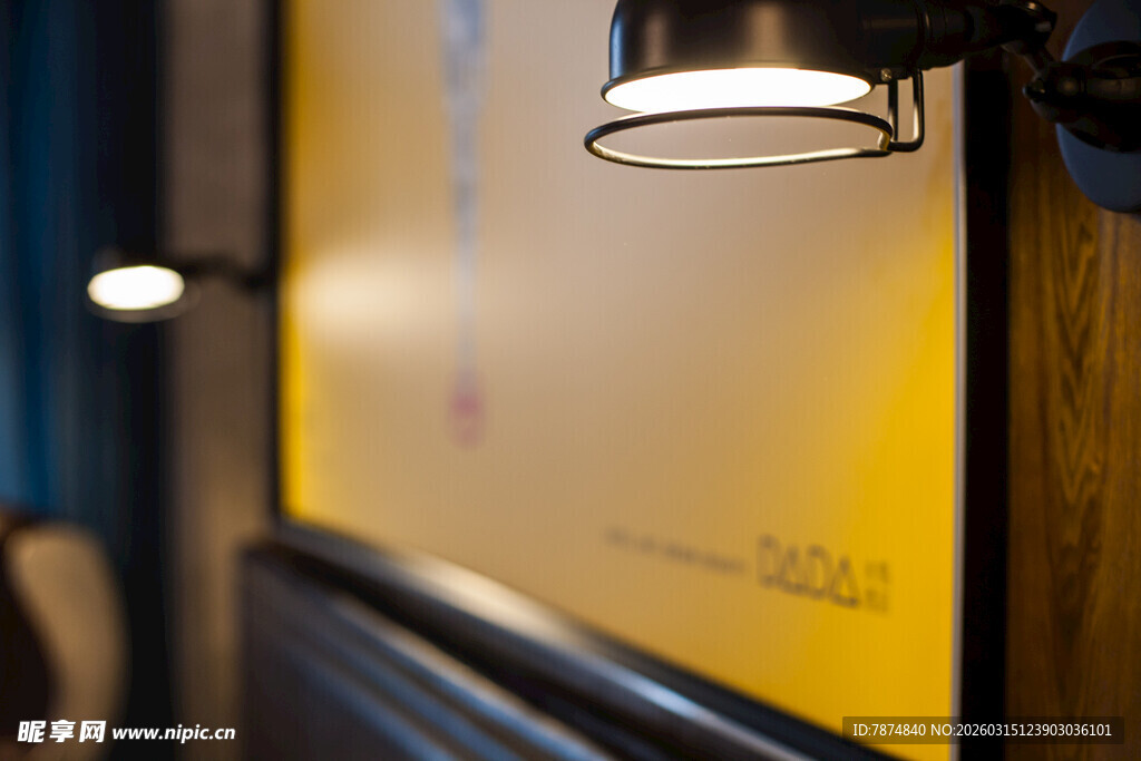 壁灯照亮墙面艺术品