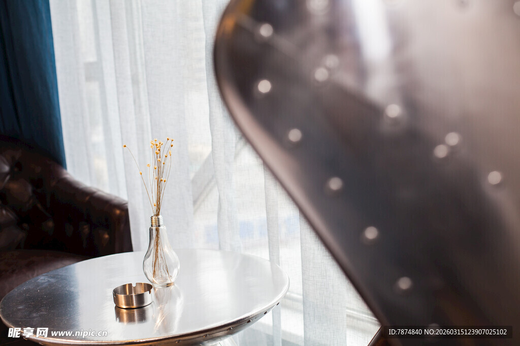 精致桌面摆件与时尚座椅