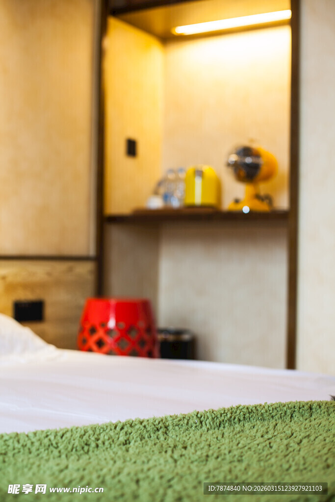 室内绿植与置物架场景