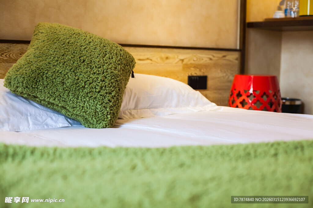 绿色靠枕装点温馨卧室