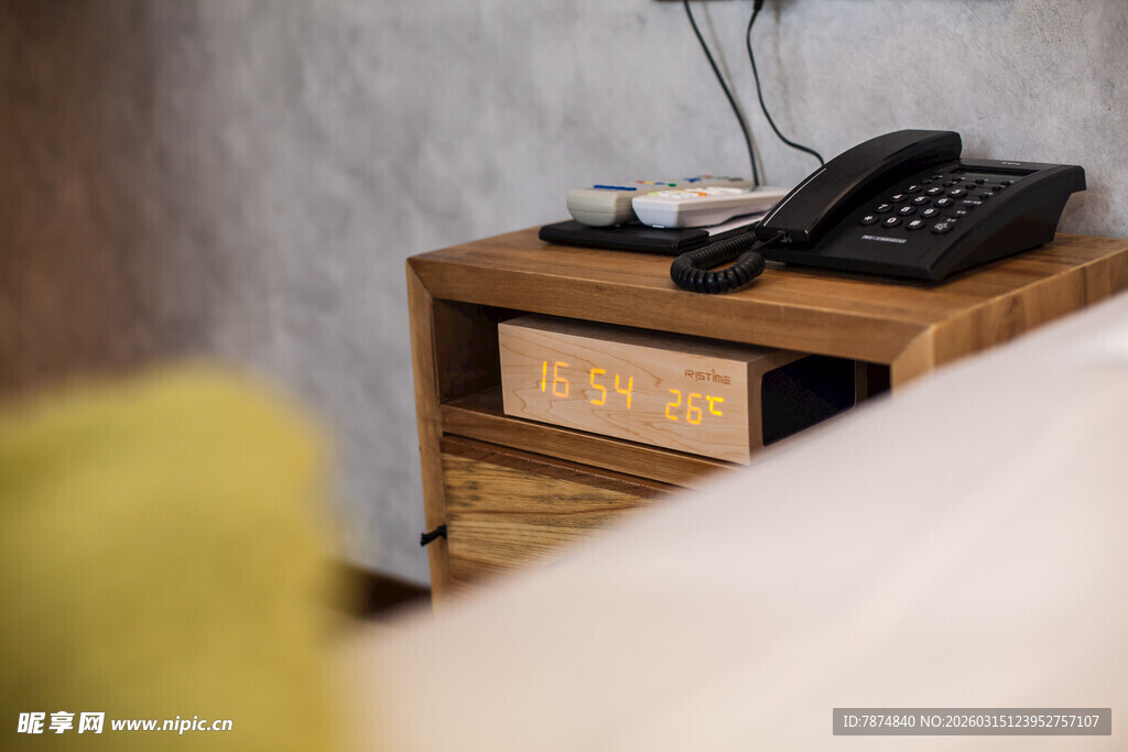 木质床头柜上的黑色电话