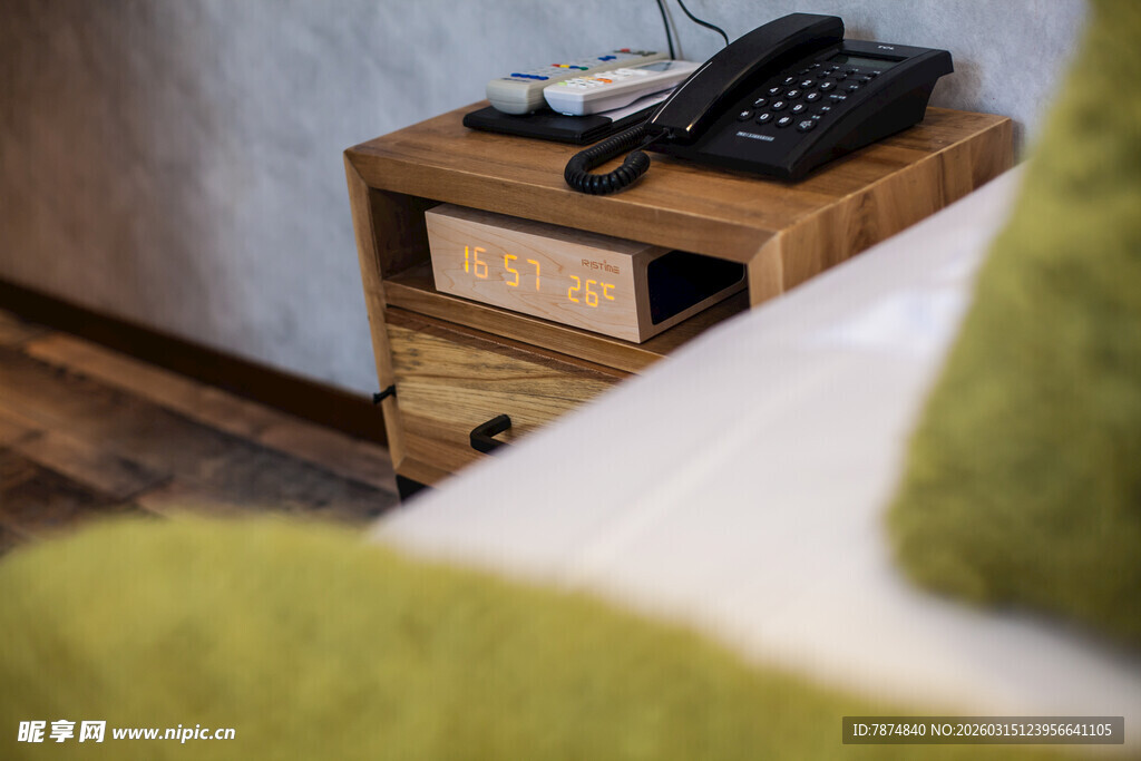 木质床头柜上的黑色电话