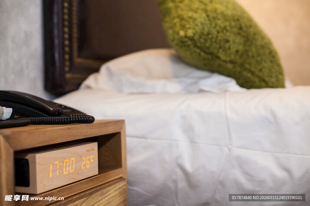 温馨卧室床头柜近景