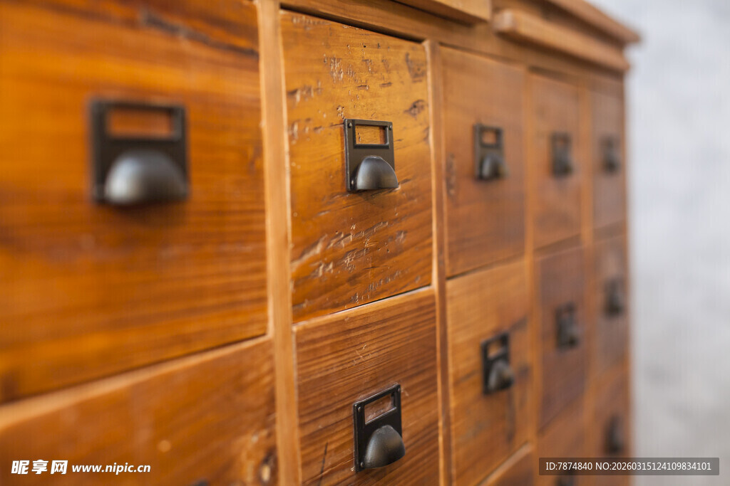 复古木质抽屉柜细节特写