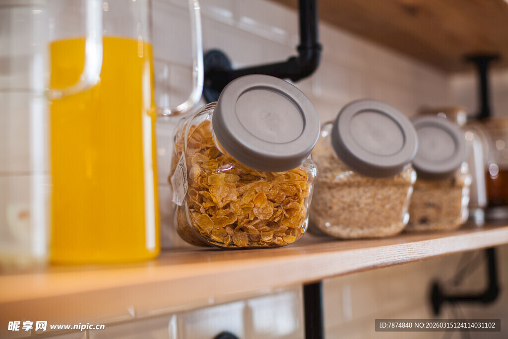 木架上的罐装食品与饮料