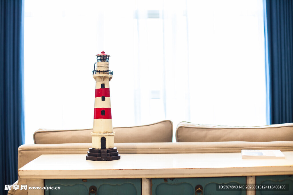 桌上精致小灯塔摆件