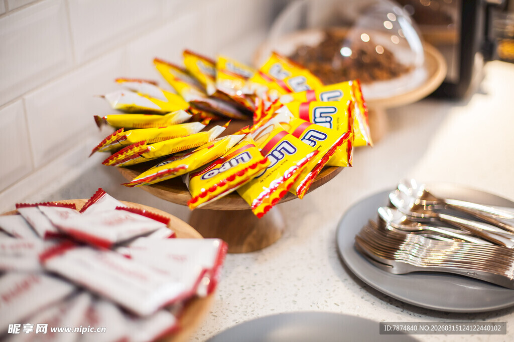 多彩零食摆放在厨房台面上