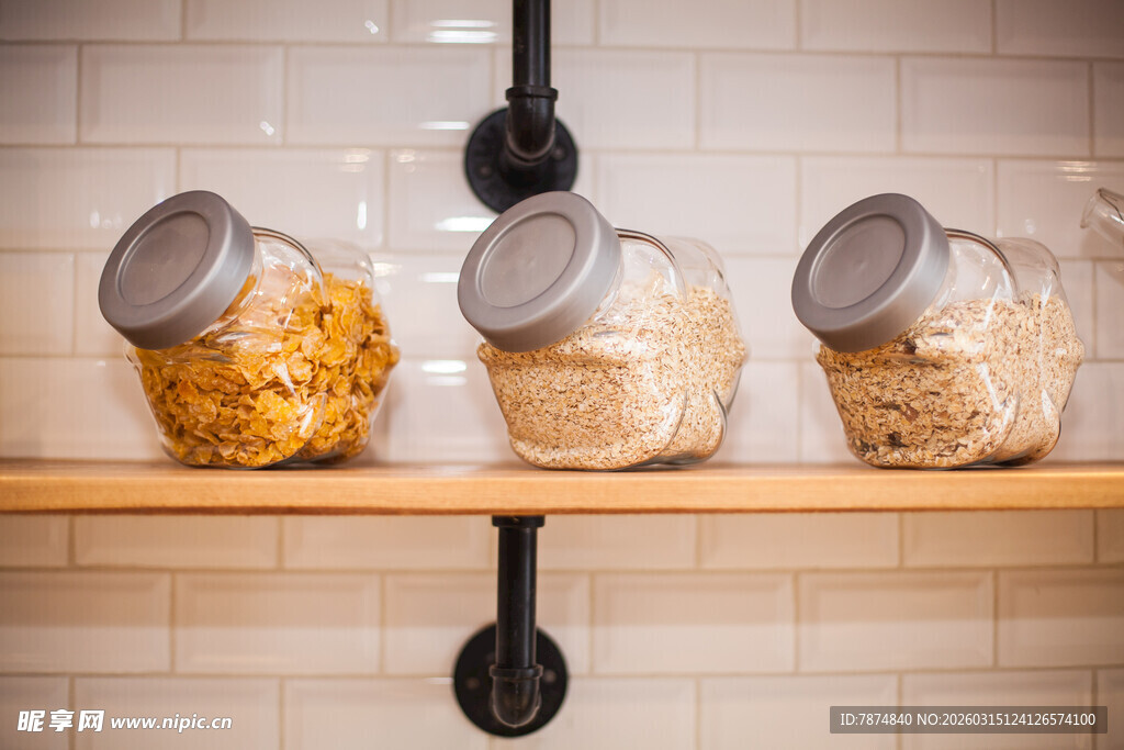 木架上的密封罐装食材