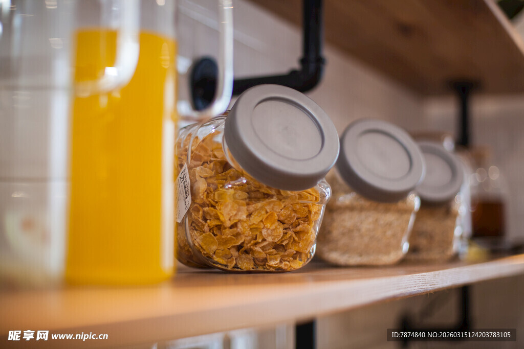 厨房货架上的罐装食材