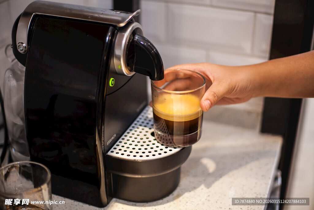 手冲咖啡入杯瞬间