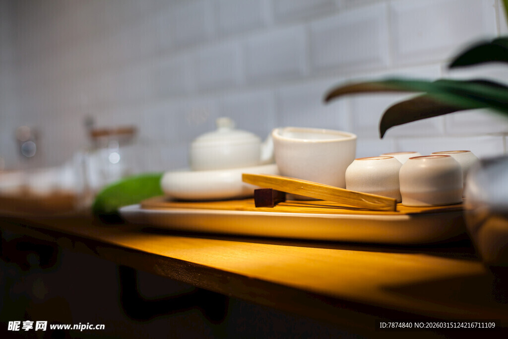 中式茶具摆设于温馨一隅