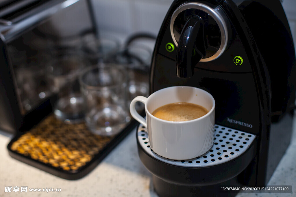 咖啡机制作香浓咖啡
