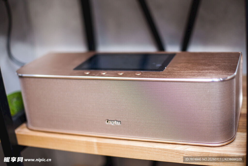 玫瑰金智能音箱置于木架