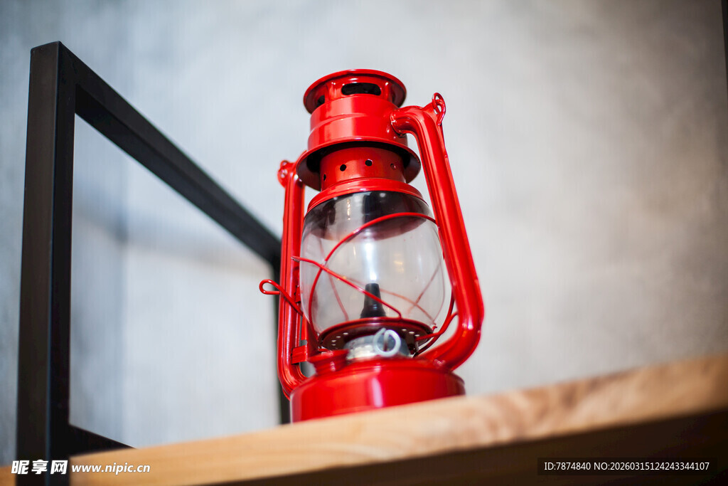 红色复古煤油灯摆放在架上