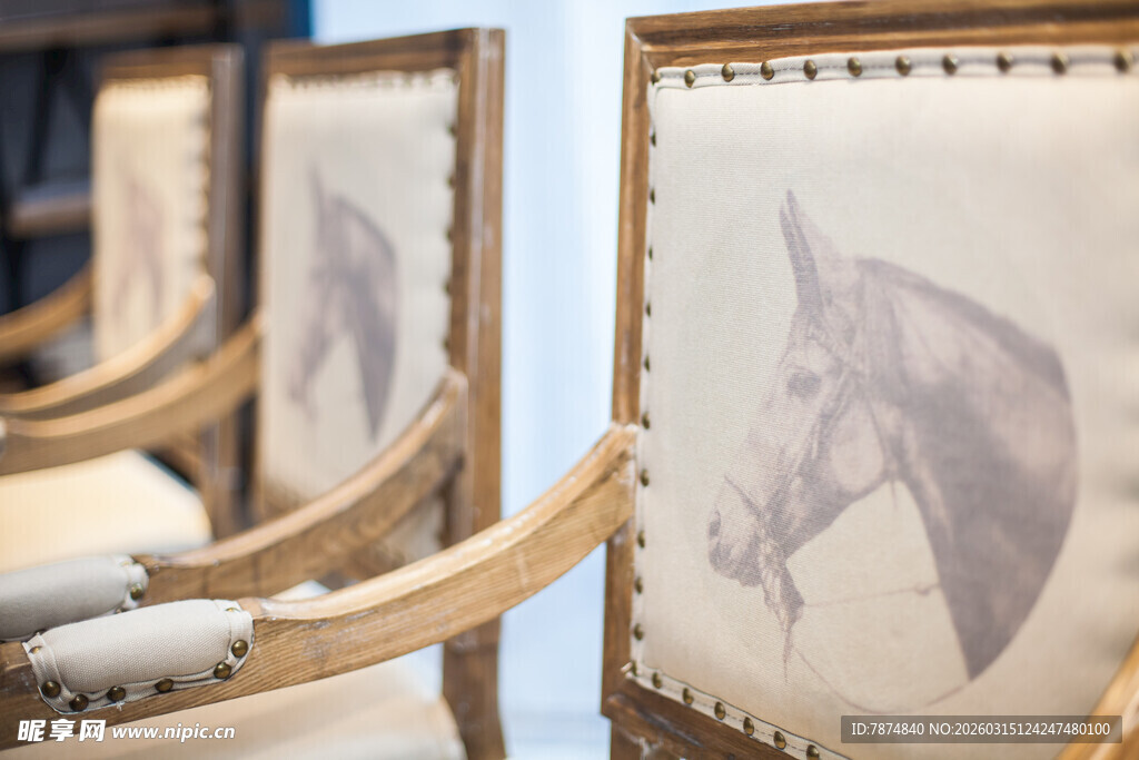 马图案装饰的复古风格座椅