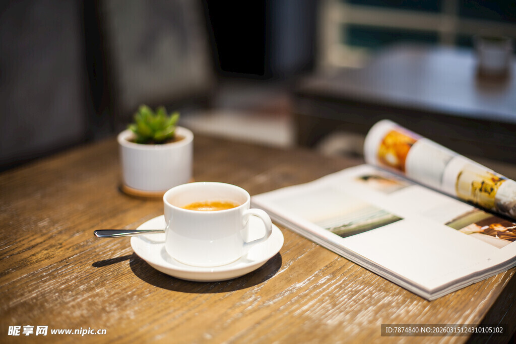 桌上咖啡与翻开的杂志