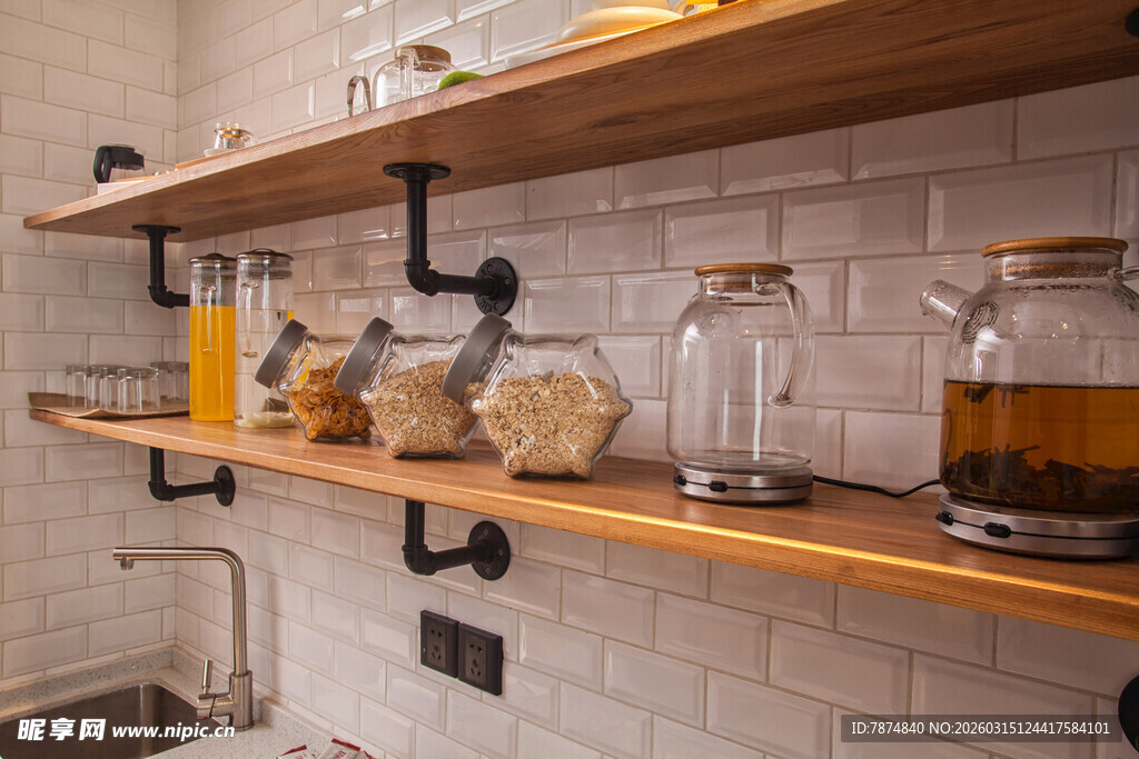 厨房木质搁架上的瓶罐