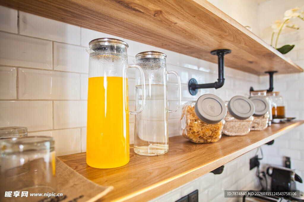 厨房木架上的清新饮品摆件