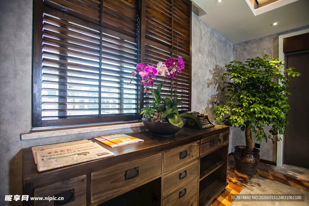 窗边木质桌搭配绿植花卉