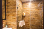 木质风格的现代浴室空间