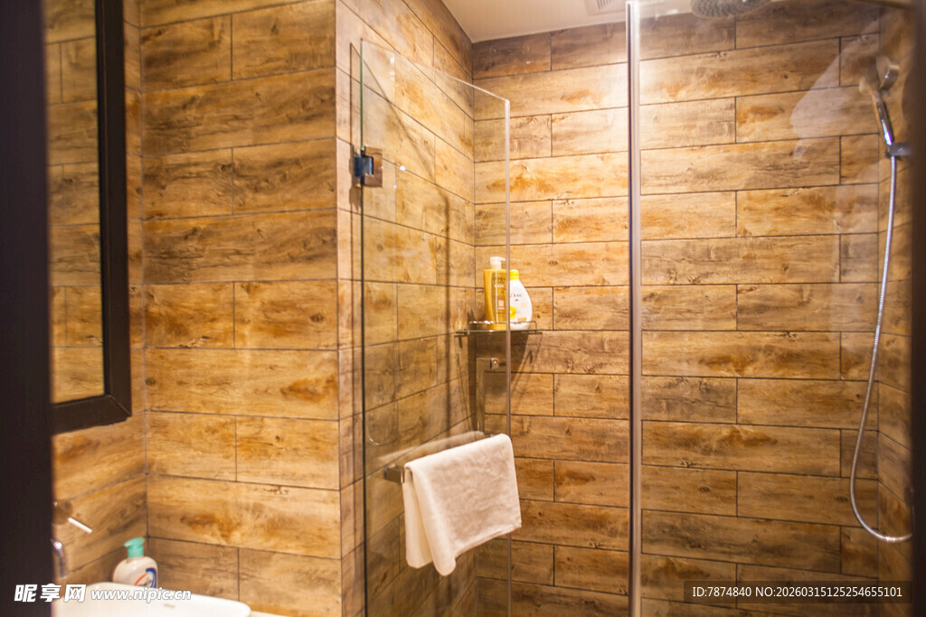 木质风格的现代浴室空间