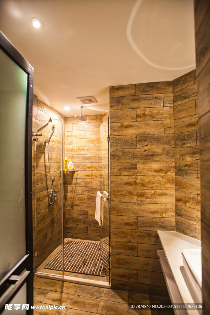现代风格木质调浴室空间