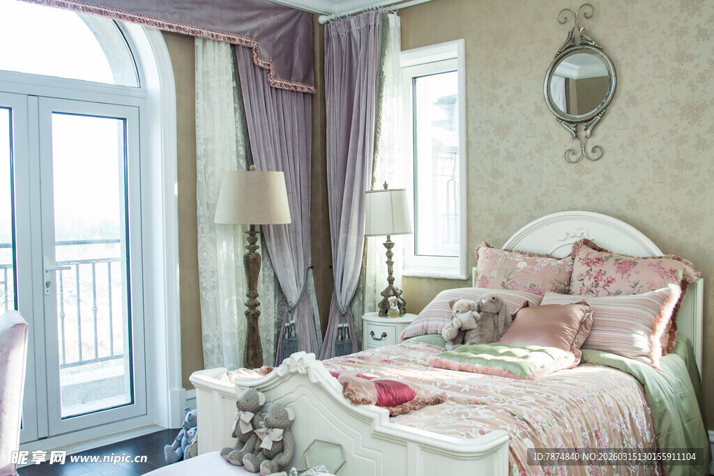 浪漫温馨粉色系卧室一角