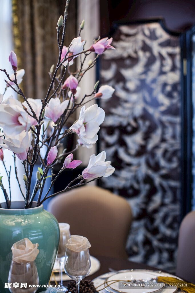 雅致餐桌旁的玉兰花瓶景
