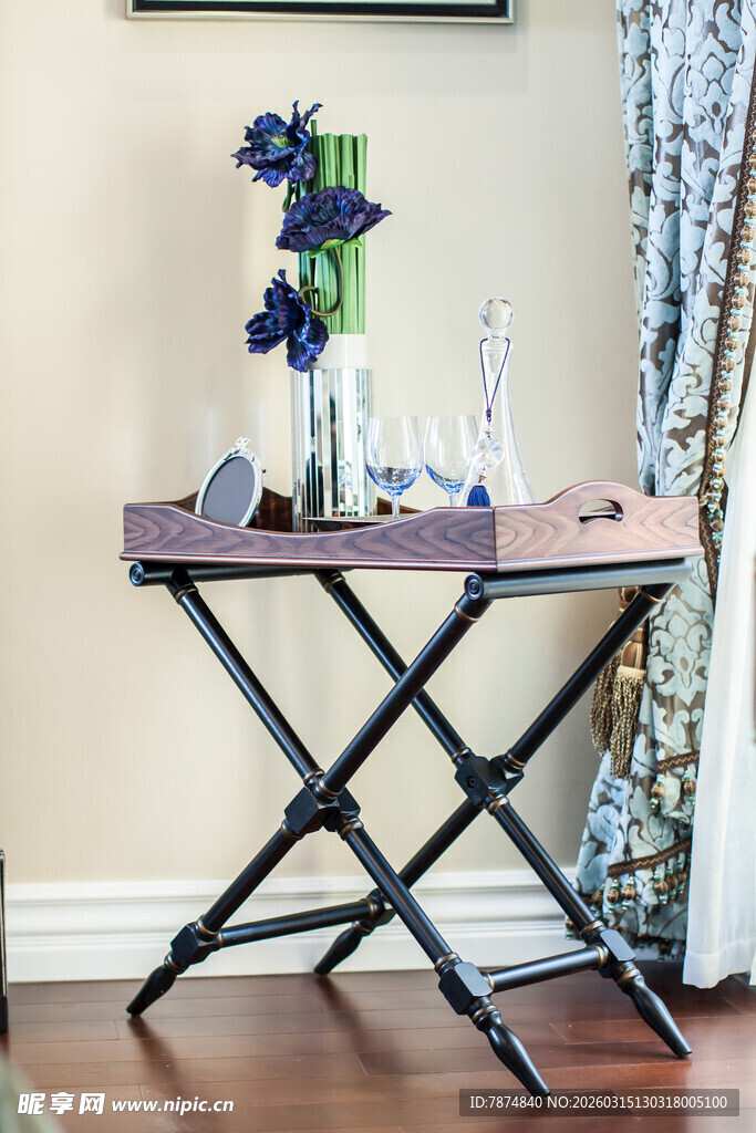 简约折叠桌搭配花瓶摆件