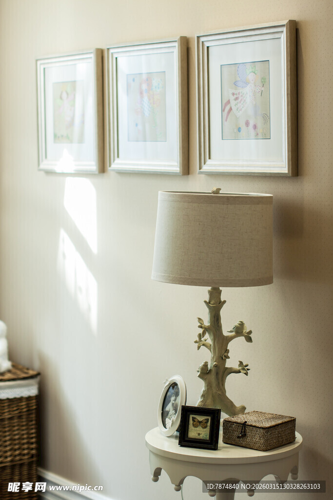 简约墙饰搭配温馨台灯