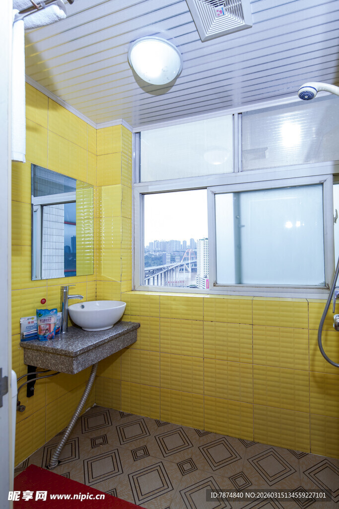 黄色调明亮浴室空间