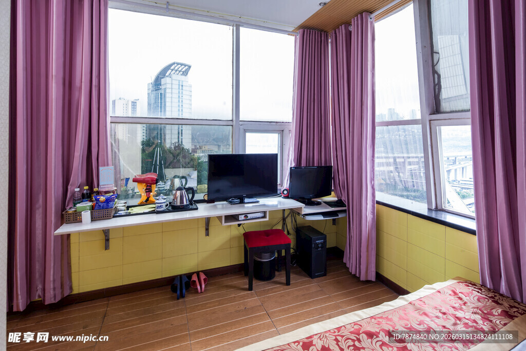 温馨卧室窗边的工作角落