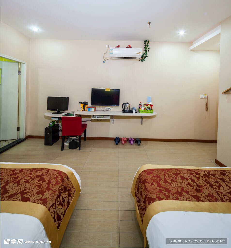 温馨双床客房室内景象