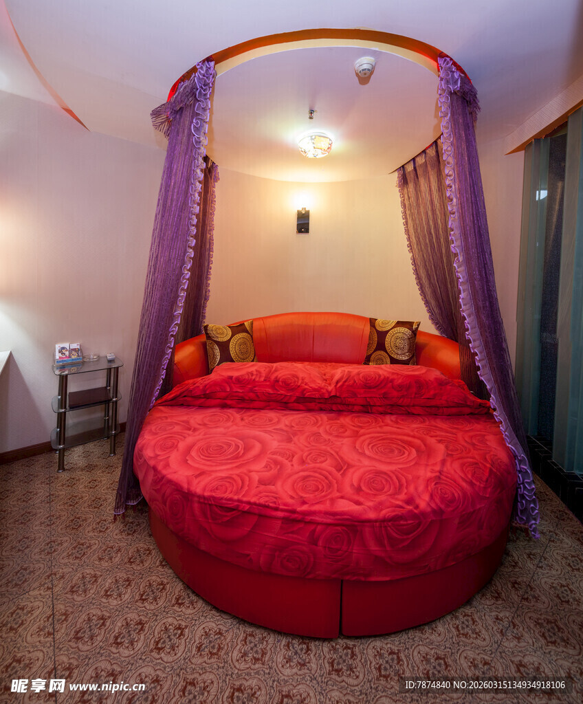 浪漫圆形婚床卧室布置