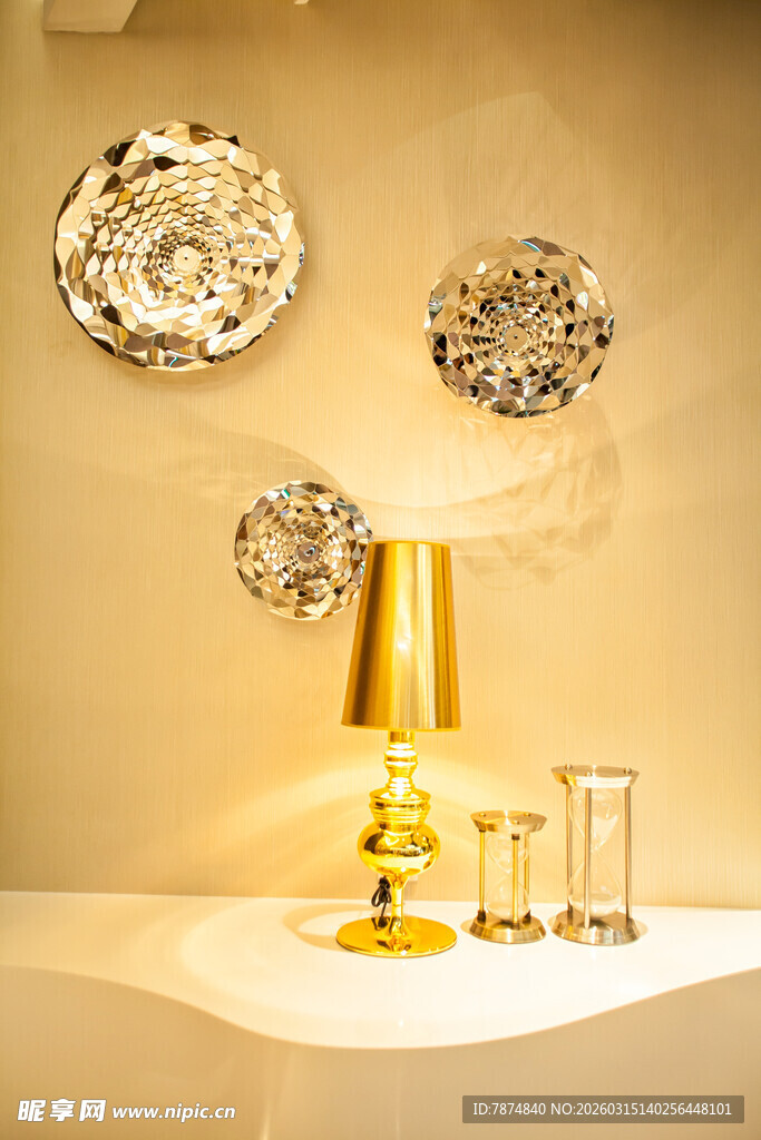 金色摆件营造奢华氛围