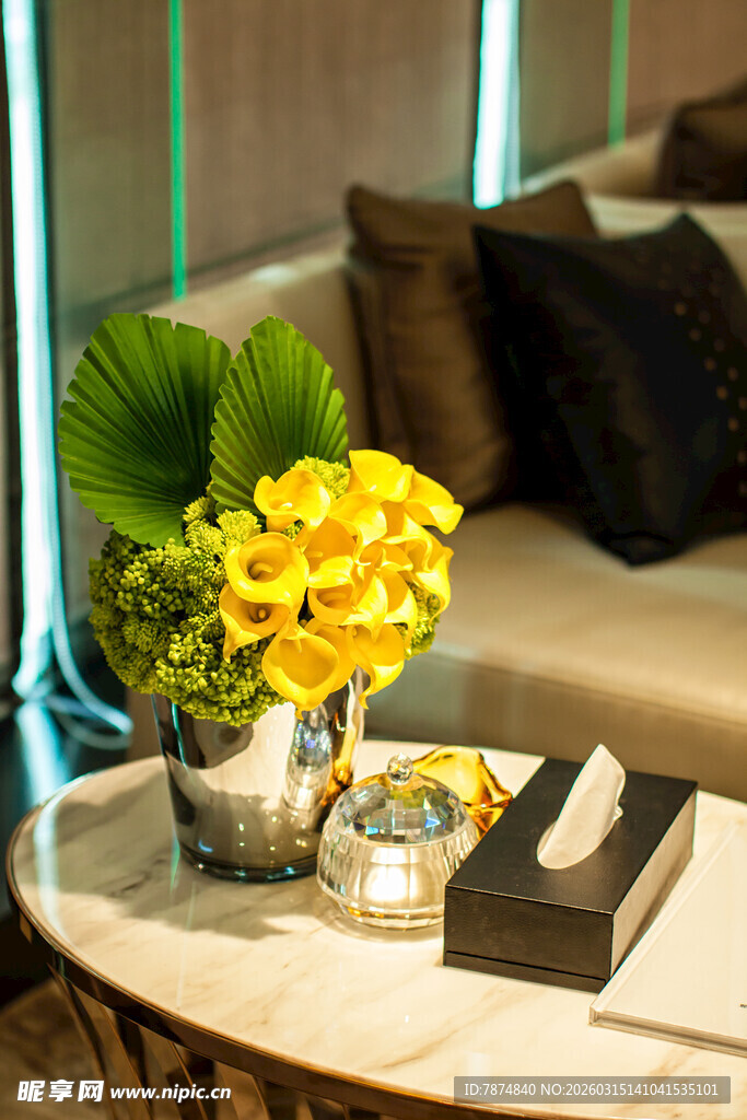 客厅茶几上的花卉与摆件