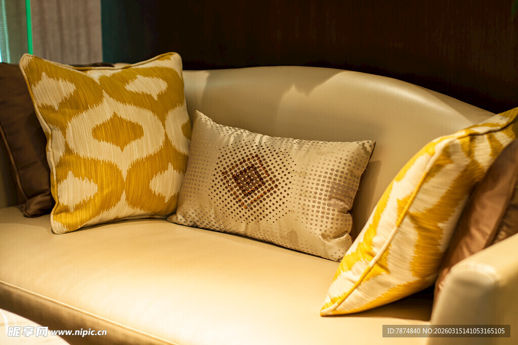 沙发上的多彩抱枕