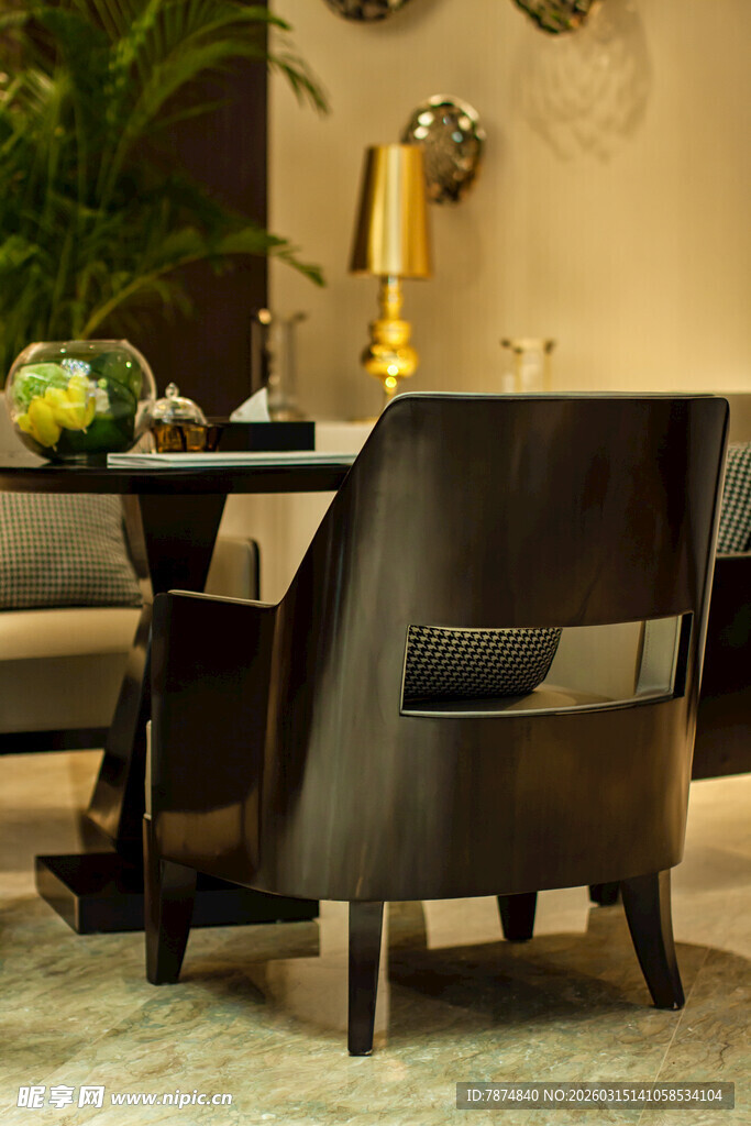 现代简约风格的深色休闲椅