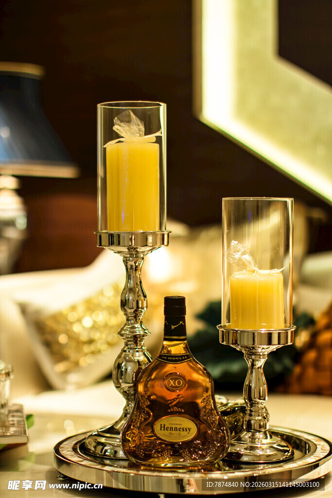 复古烛台搭配精致蜡烛