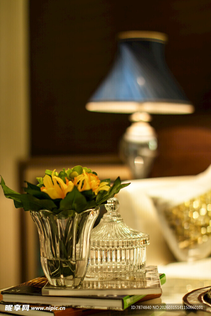 温馨卧室中的精致花卉摆件