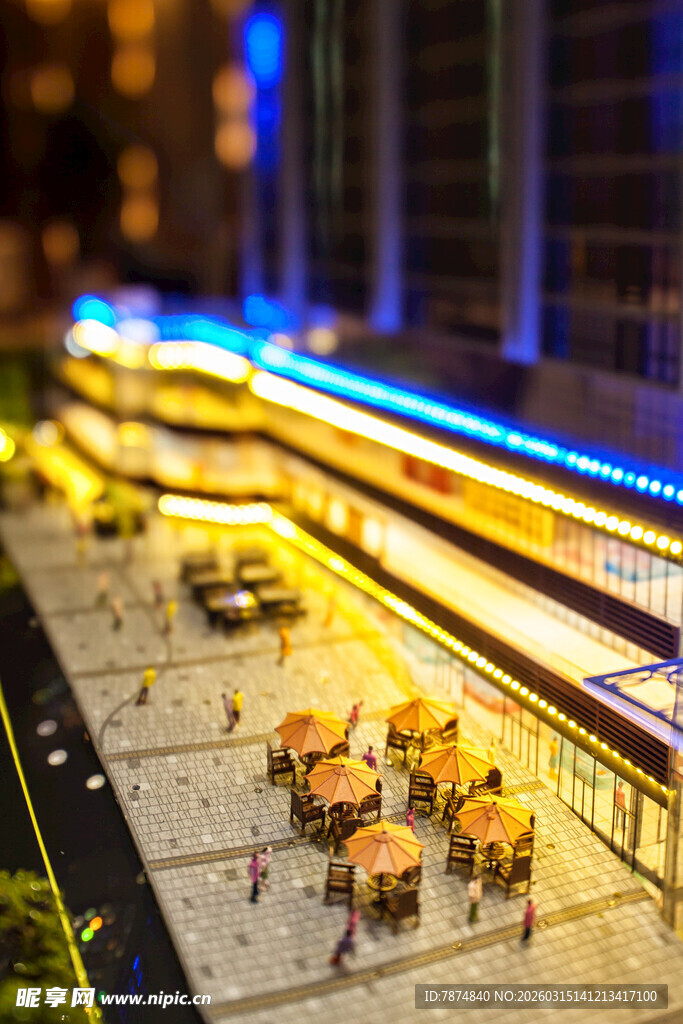 城市夜景下的户外休闲区域