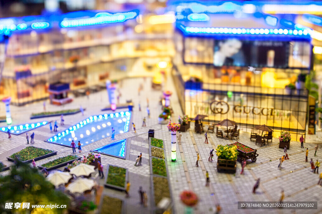 繁华商业街热闹景象