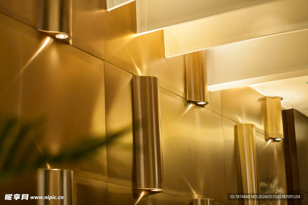 金色墙面装饰的现代走廊